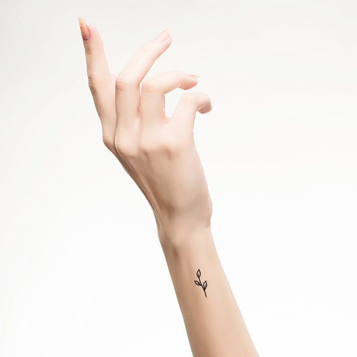 Kleiner Linework Zweig Temporäres Tattoo