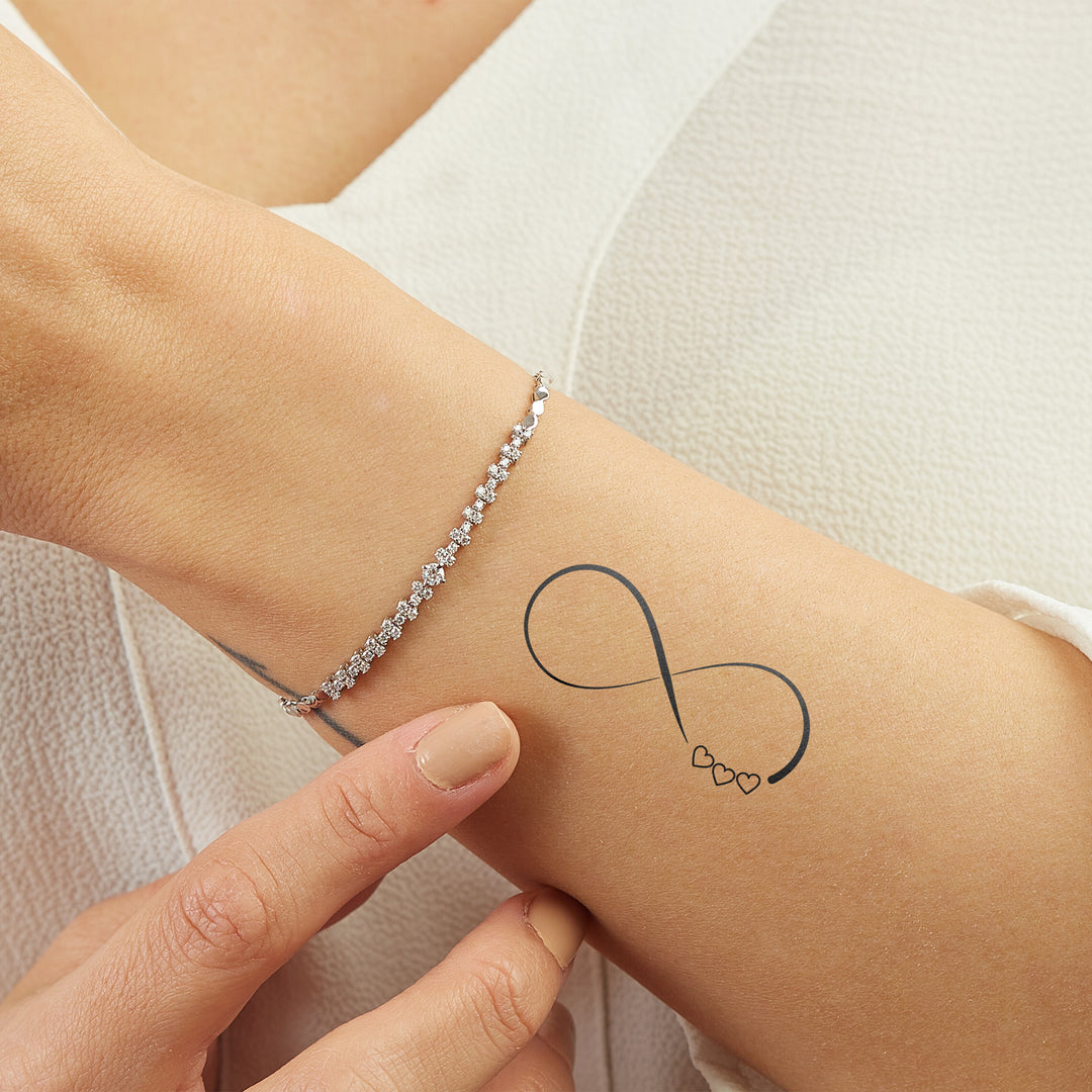 Unendlichkeitszeichen mit Herzen Temporäres Tattoo
